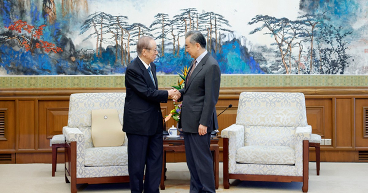 Wang Yi meets with Yasuo Fukuda and hopes Japan will do more things that are beneficial to regional peace