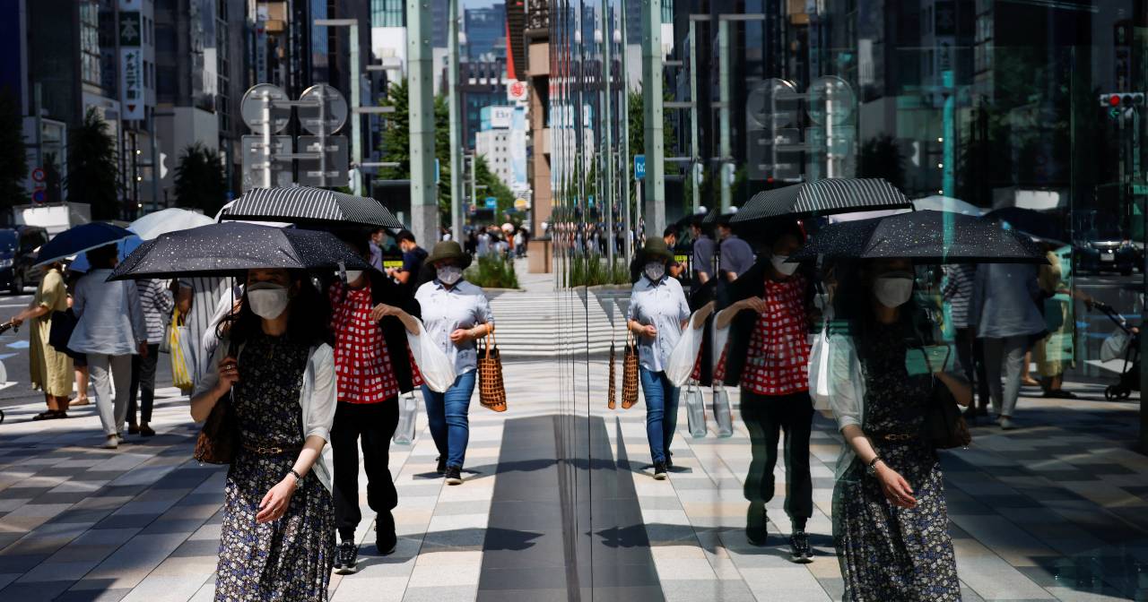 The temperature in Tokyois 28 °C. setting a new record in March