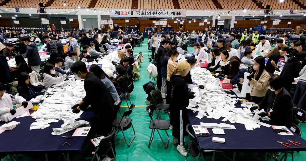 South Korea's ruling party loses in parliamentary election, Prime Minister Han Deok-soo and other senior officials resign