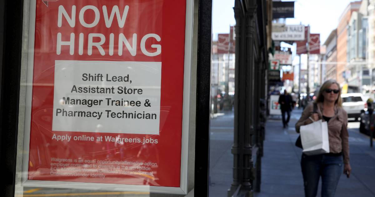 The US saw the number of initial jobless claims fall to 211,000 last week.