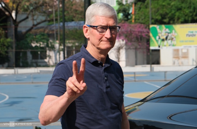 Cook visits Vietnam to drink coffee, and Apple announces to increase investment in Vietnam.