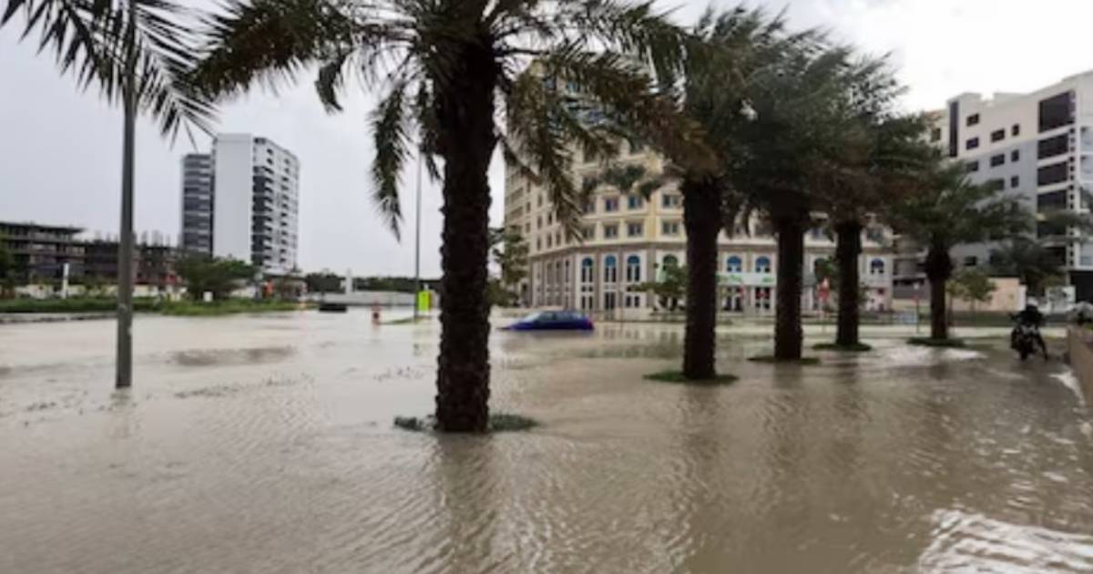 UAE heavy rain causes disasters, and Emirates suspends boarding procedures at Dubai Airport.