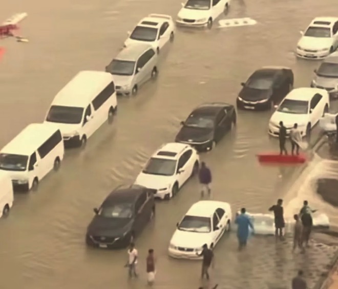 The United Arab Emirates has encountered thunderstorms and heavy rain! It rained for a year in 24 hours!